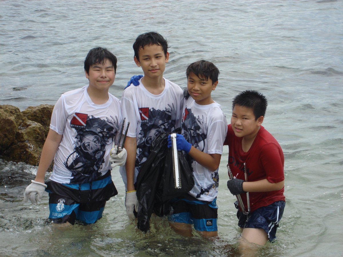 SR5phase's tweet photo. Harrow Ocean Warriors trip at the weekend to Ko Sak - working hard to clean up the beaches and learn about the problems associated with single-use plastics @HarrowBangkok @MermaidsDive https://t.co/b0LIFWJFLj