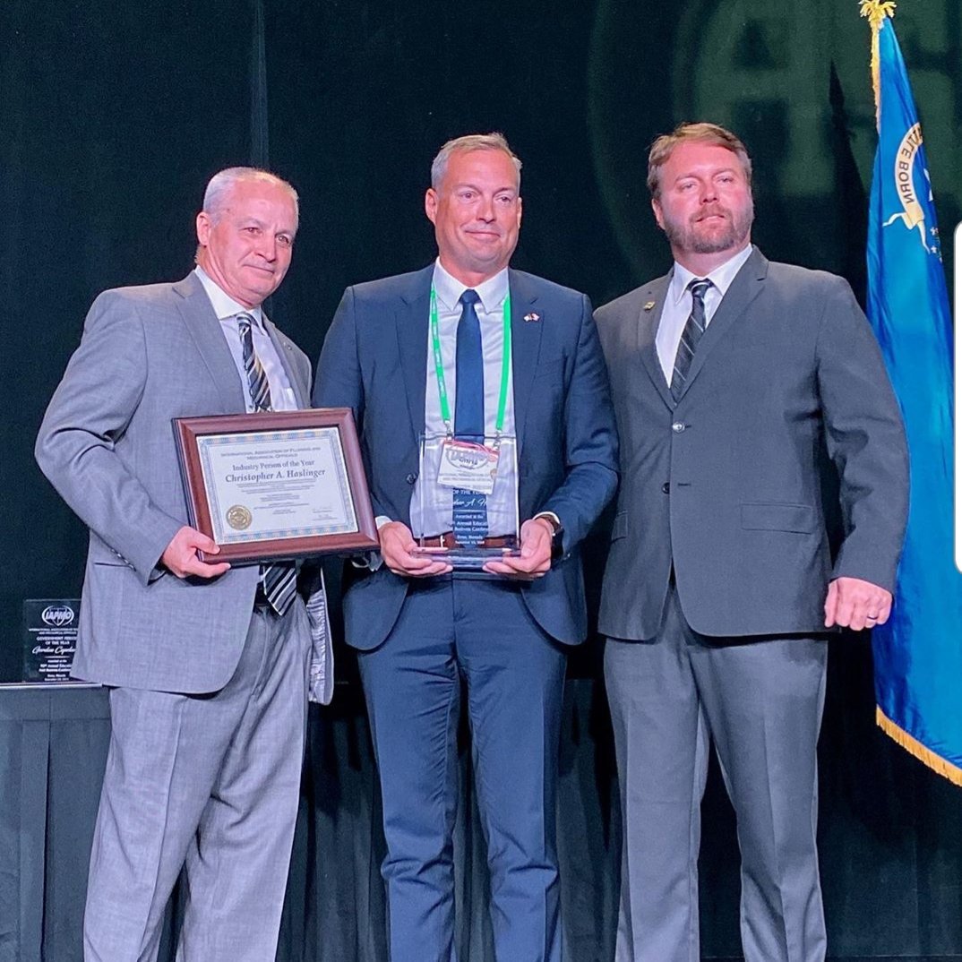 UAPipeTrades's tweet photo. @HaslingerChris is the @IAPMO Industry Person of the year. The presenter on the left is our own Tom Bigley. Congratulations Chris!
#UAProud 
https://t.co/GiXPWfQRSm https://t.co/BluxtODZHH