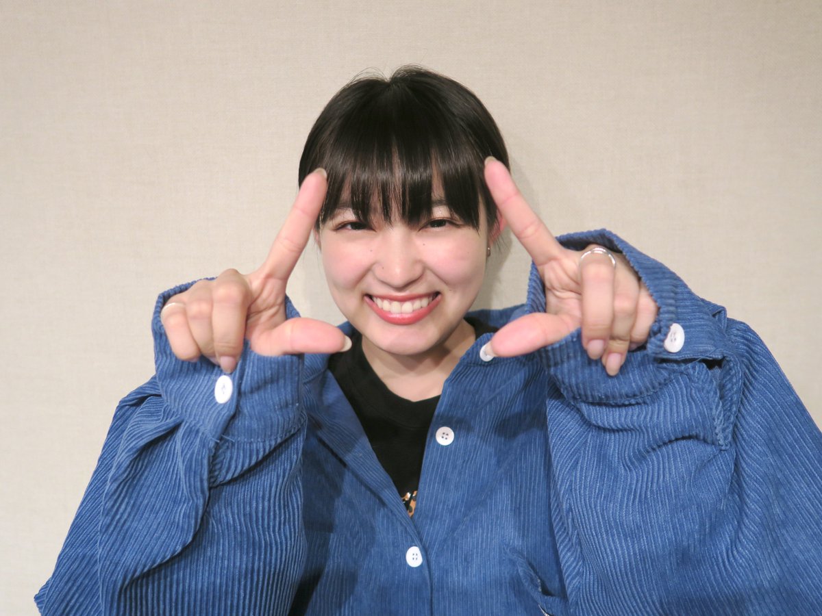 RJUP_Official's tweet photo. 「リアル頑張ってる途中」いったん最終回OAまであと0日😊

カメラのフォーカスを君にあててる柏木さんが出すのはなーんだ🔜(答えは今日)💖

🦐日曜答え：柏木さんグー✊🧡

#エビ中 #ebichu #realtfm #リアル頑張ってる途中 #柏木ひなた #リアル頑張ってる途中いったん最終回 https://t.co/IIcrflOofo