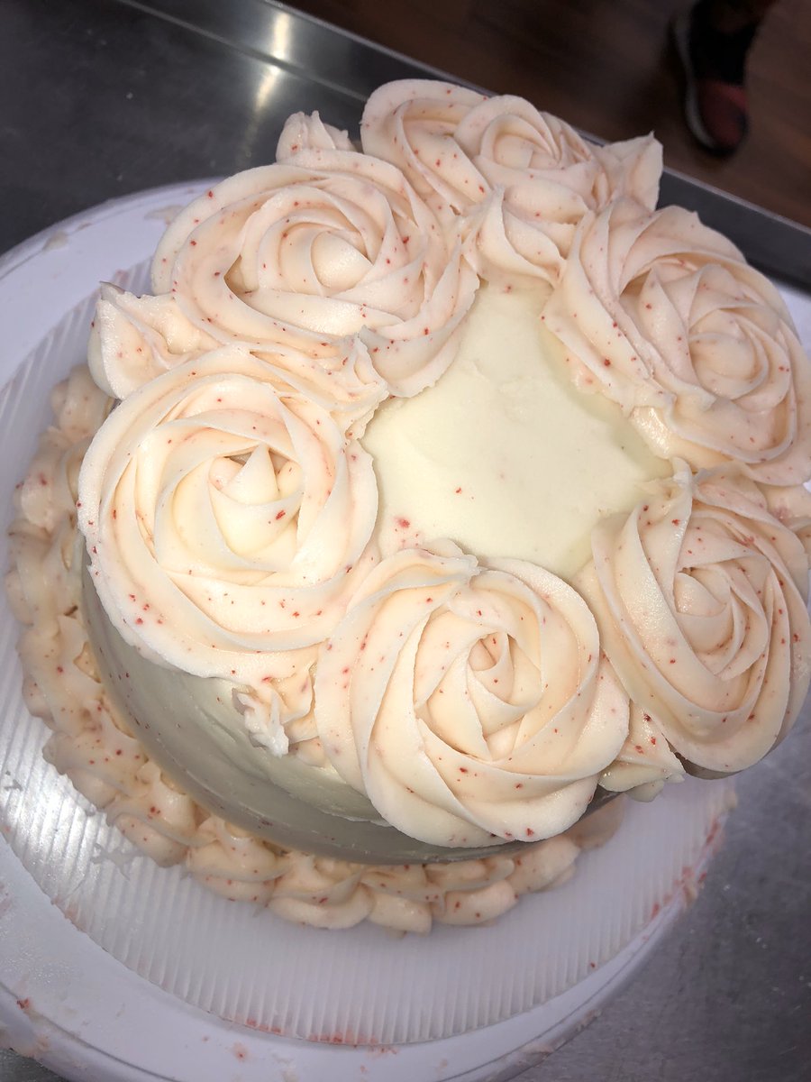hey_itskat18's tweet photo. Red velvet cake !🥰 #capsnap #Hospitality #RedVelvet https://t.co/LO8QFHMMpH