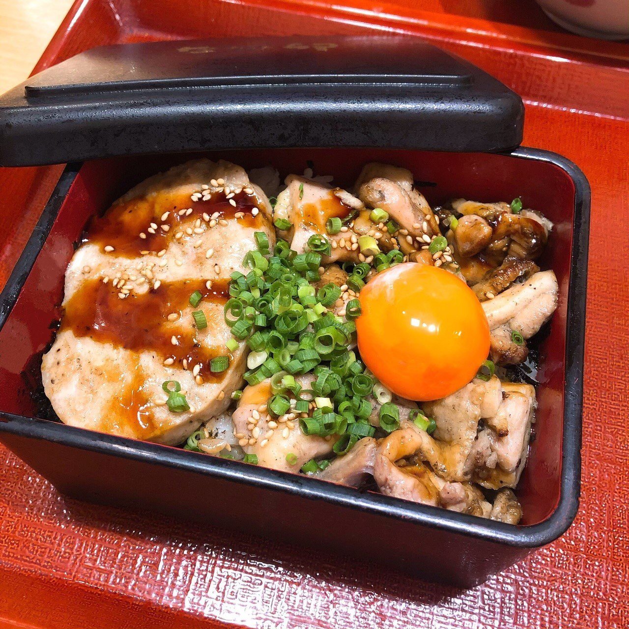 なか卯 公式 まもなく終了 黄金つくねと炭火焼き鶏重 レンコンのシャキシャキ食感がアクセント 黄金つくねと炭火焼き鶏重 は販売終了間近 炭火で焼き上げたジューシーな鶏のもも肉も入って食べ応え十分です なか卯 炭火 なか卯 公式 まもなく終了 黄金つくねと炭火焼き鶏重 レンコンのシャキシャキ食感がアクセント 黄金つくねと炭火焼き鶏重 は販売終了間近 炭火で焼き上げたジューシーな鶏のもも肉も入って食べ応え十分です なか卯 炭火