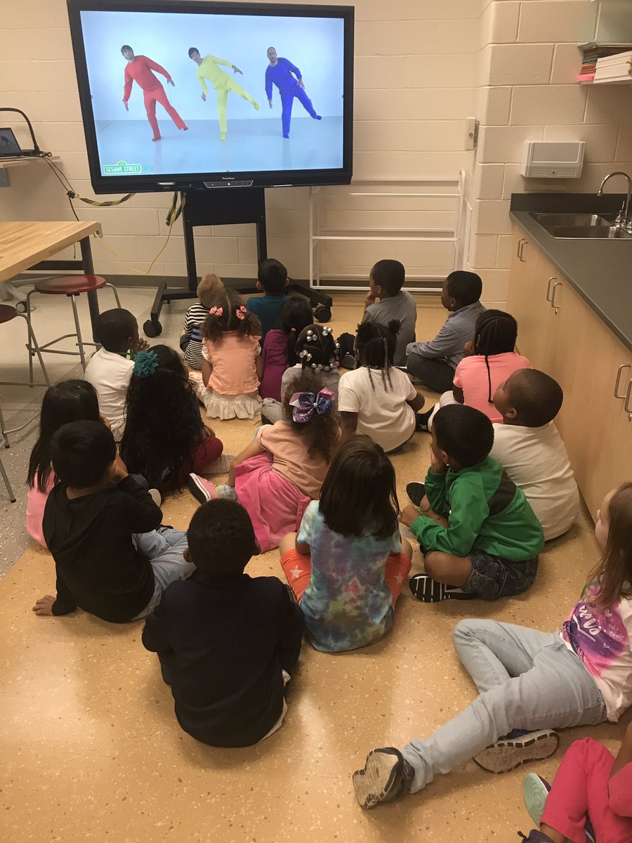 MrsKrats_heART's tweet photo. Kg is starting one of my favorite units, mouse paint! Lesson 1 is all about identifying those primary colors! We prepped our first 🔺 pieces to our color wheels as well! https://t.co/E5Kz6t4paz