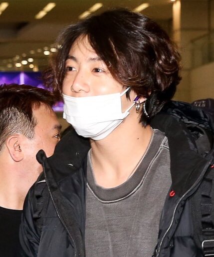 LoveMyTear1's tweet image. My heart is so relieved to see him smile 
😭😭😭😭 he's smiling 🤧
#HappyJKisMyFavouriteJK
#MySinger 💜
#정국 #JUNGKOOK #JK #방탄소년단정국