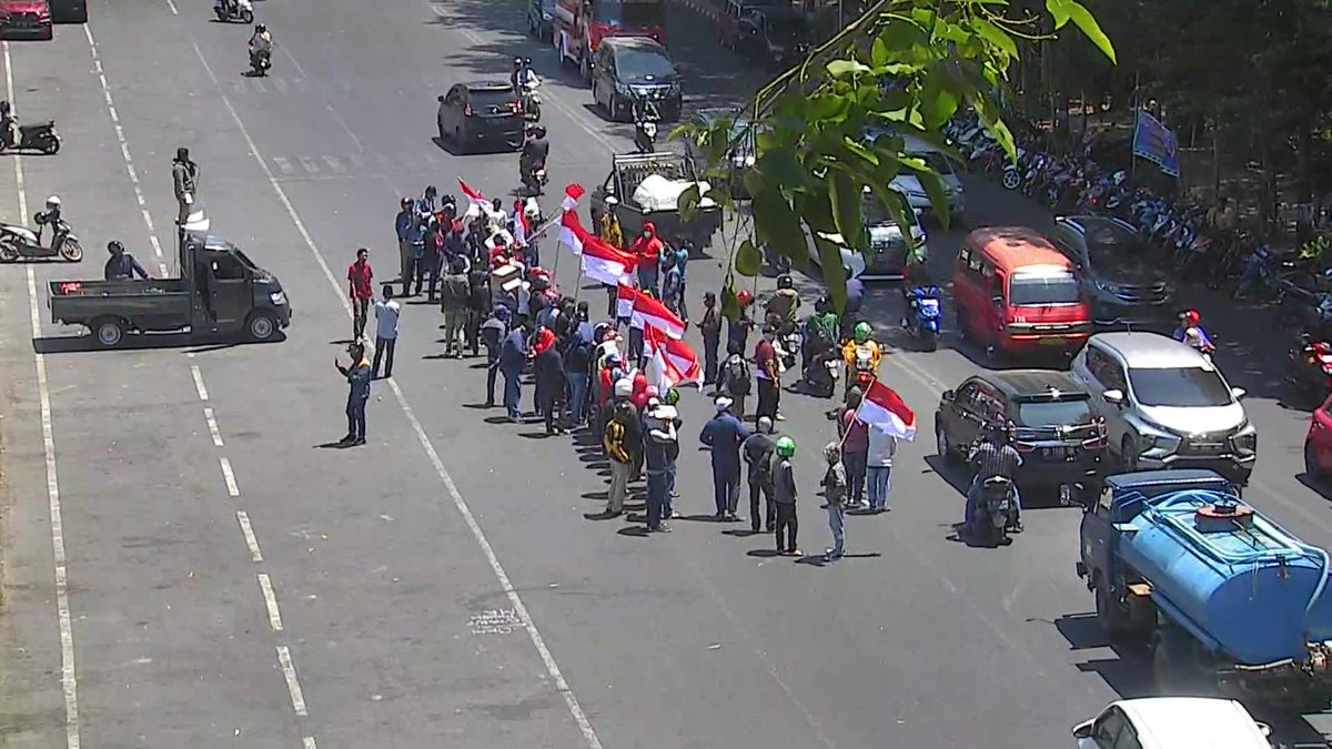 10.55 Masa unras terpantau di Jl. Sudirman depan Monumen Mandala. Tetap jaga kecepatan dan jarak aman demi keselamatan. #CCTVDiskominfoMKS #lalinmks - RIB