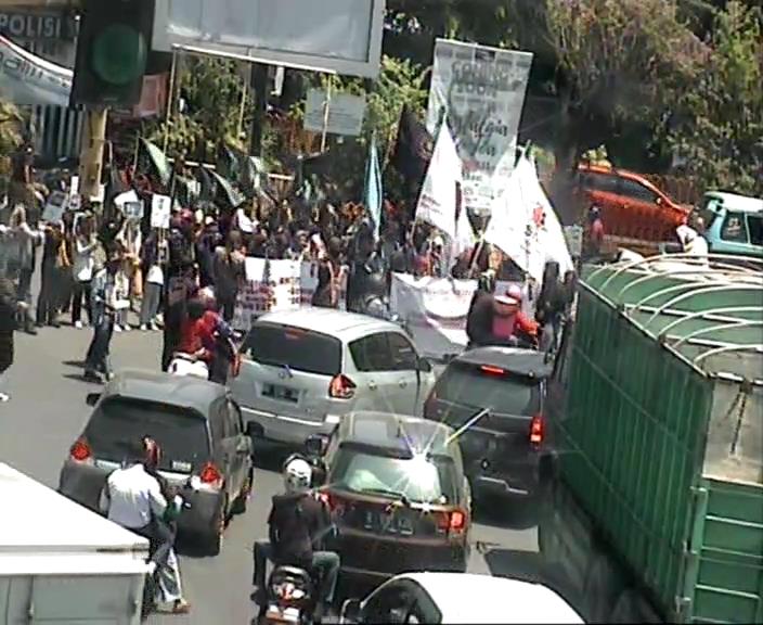 11.06 Pertigaan Alauddin-Pettarani sudah diramaikan aksi unjuk rasa. Hindari jika sempat! #CCTVDiskominfoMks *er