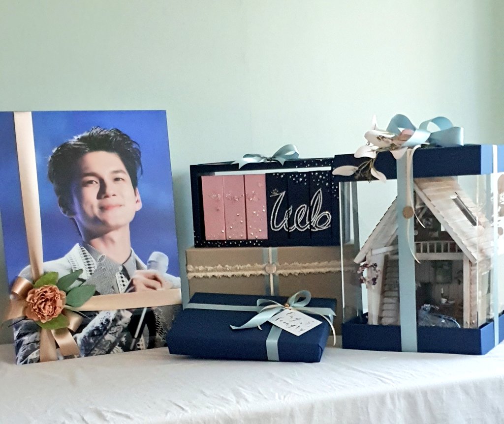 BlessingOsw's tweet photo. 오늘 위로님들께서 정성스럽게 작성해주신 응원메세지와 전시회 함께했던 포토북,액자,하우스와 함께 기획사에 무사히 전달되었습니다. 열여덟의순간 시작부터 oh_happyday 마지막 순간까지 함께 해주셔서 감사합니다.성우군의 응원은 forever 👆
#옹성우 #ONGSEONGWU #osw_onge #welo_열여덟의순간 https://t.co/ipB2c8fGRQ