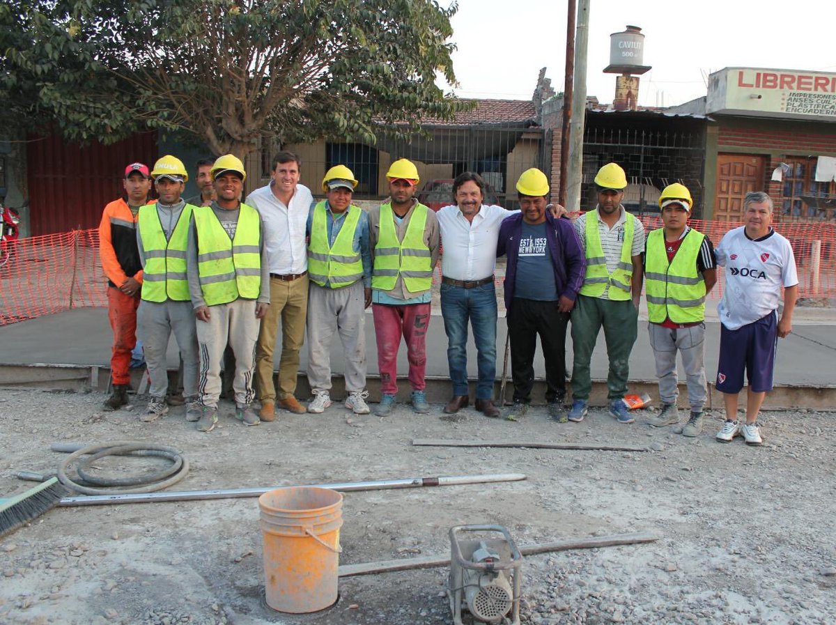 matiasposadas's tweet photo. Con @GustavoSaenzOK recorrimos las obras en avenida Ángel Vargas.
También conversamos con las familias de la zona que serán beneficiadas.
Desde el Municipio vamos a seguir profundizando este trabajo.
Sé que lo vamos a hacer juntos 🤝
#MatíasEnLaCiudad #GustavoEnLaProvincia https://t.co/vPqSwNYsOp