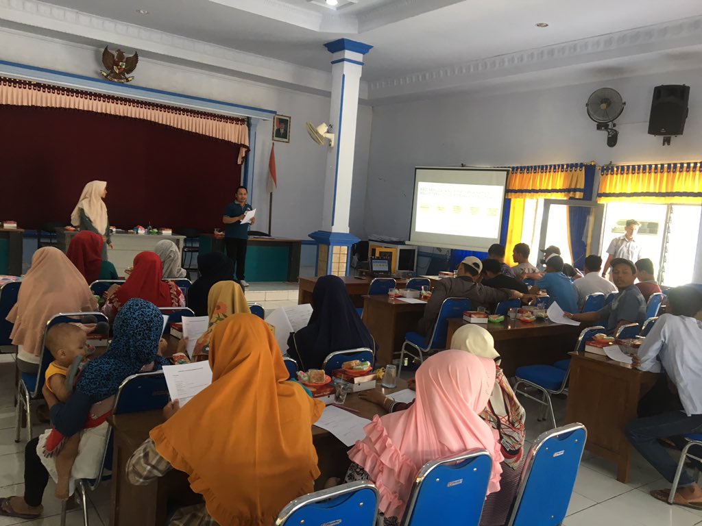 transformasi_id's tweet photo. Yang muda yg beraksi. Kader “Youth Support Network” (YSN) dampingan SINERGI sedang memfasilitasi para pemuda-pemudi dari kalangan kurang mampu &amp; rentan dlm ujicoba aplikasi assesmen mandiri “rencanamu” di Desa Jatisono Kab. Demak @dinsosjateng @Indonesia_RF @Indonesia_RF https://t.co/dbmQk0R9m7