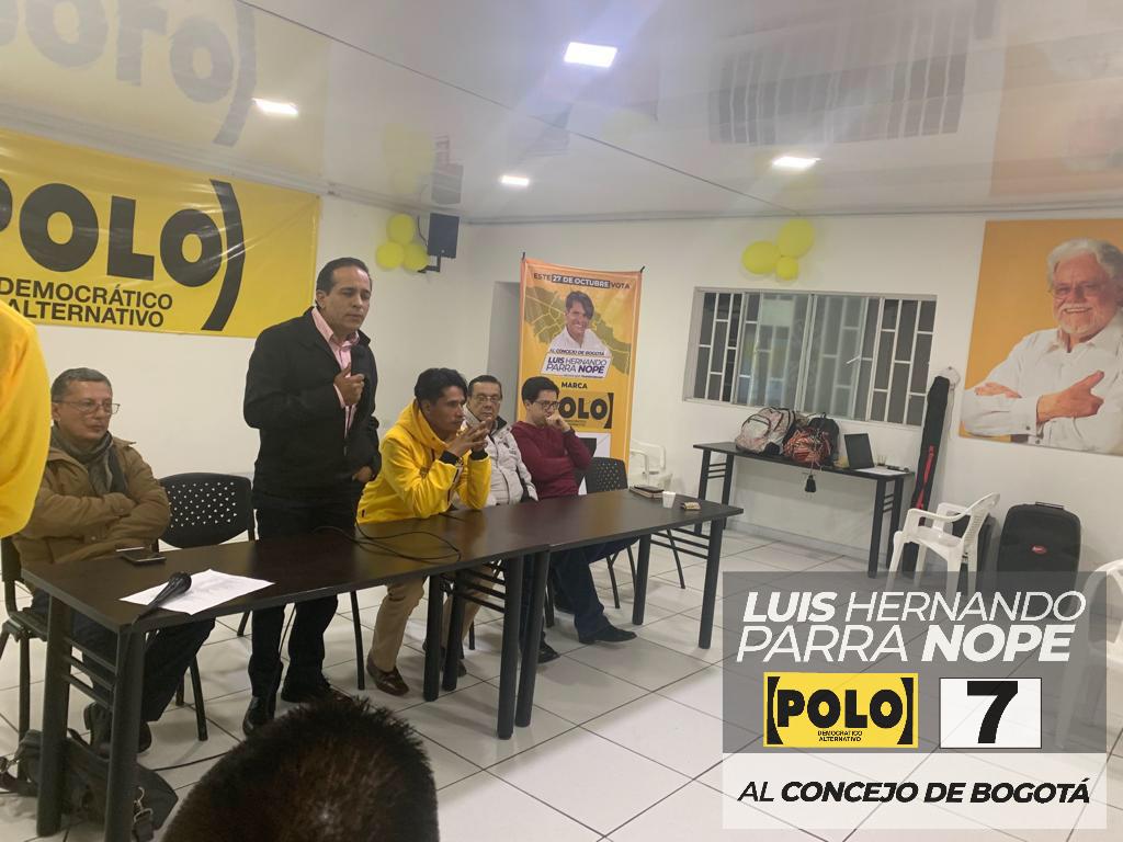 LuisHernandoP's tweet photo. Hoy con todo nuestro equipo de trabajo de las diferentes localidades, ajustando detalles las campañas a las JAL y el #ConcejoDeBogotá. Acompañados de @gustavotrianasu @AlexLopezMaya @Francisctorres y @SergioFerG cada vez más fuertes.
#ConcejoPolo7 #HechosQueTransforman https://t.co/f7Zb5iYIMB