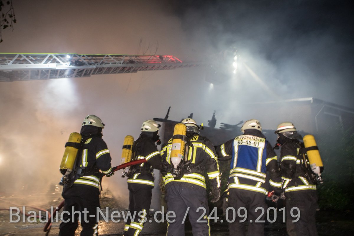 PressePeters's tweet photo. Großeinsatz in #Wilstedt/#Storman - große Garage in Vollbrand - Flammen drohen auf Wohngebäude überzugreifen - Kräfte aus #Storman und #Norderstedt vor Ort - Personen aus dem Wohngebäude können sich noch rechtzeitig Retten - erst gestern brannte es ebenfalls in Wilstedt https://t.co/J1lFClr7F8