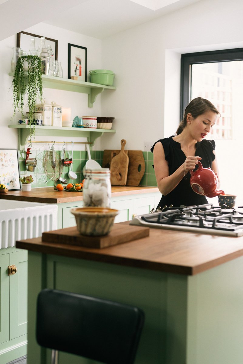 deVOLKitchens's tweet photo. #KitchenTour: This beautiful Pea Green Kitchen belongs to the lovely @rkhooks! The eclectic mix of kitchenware and lovely personal touches really make this kitchen feel so homely! https://t.co/nltlkscB6n #ShakerKitchen https://t.co/VNPlXzAIUn