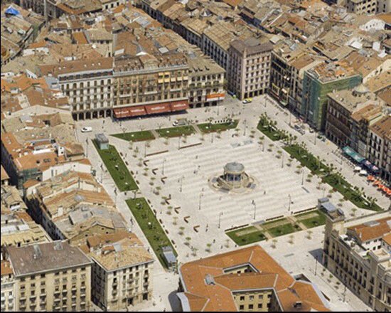 LaViejaIrunea's tweet photo. La Plaza del Castillo, el cuarto de estar de los pamploneses. Igual lo nuestro es "defecto profesional", pero lo tenemos muy claro, nos quedamos con el antes... ¿Y vosotros?

🔁 Antes
❤️ Después 

#LaViejaIruña #IruñaZaharra https://t.co/RzEhma0cMA