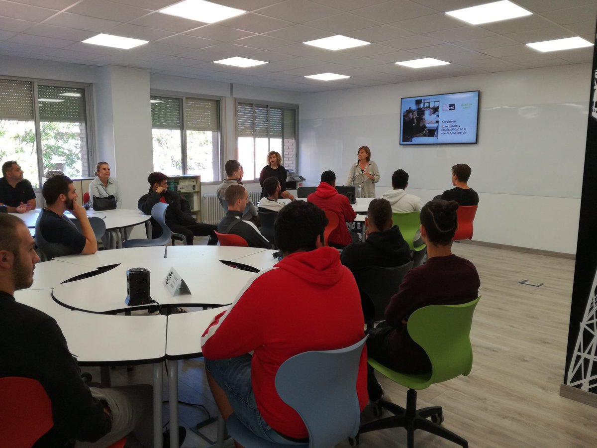 Hoy <a href="/evaguado/">eva aguado</a> está en el <a href="/iestomvalmadrid/">IES Tomas y Valiente</a> con <a href="/Mariahgandara/">María de la Gándara</a> y <a href="/fundacionexit/">Fundación Exit</a> . ¿Que qué hacemos todos juntos? Pues trabajar en un proyectazo que os contaremos en unos días #fp #fpdual