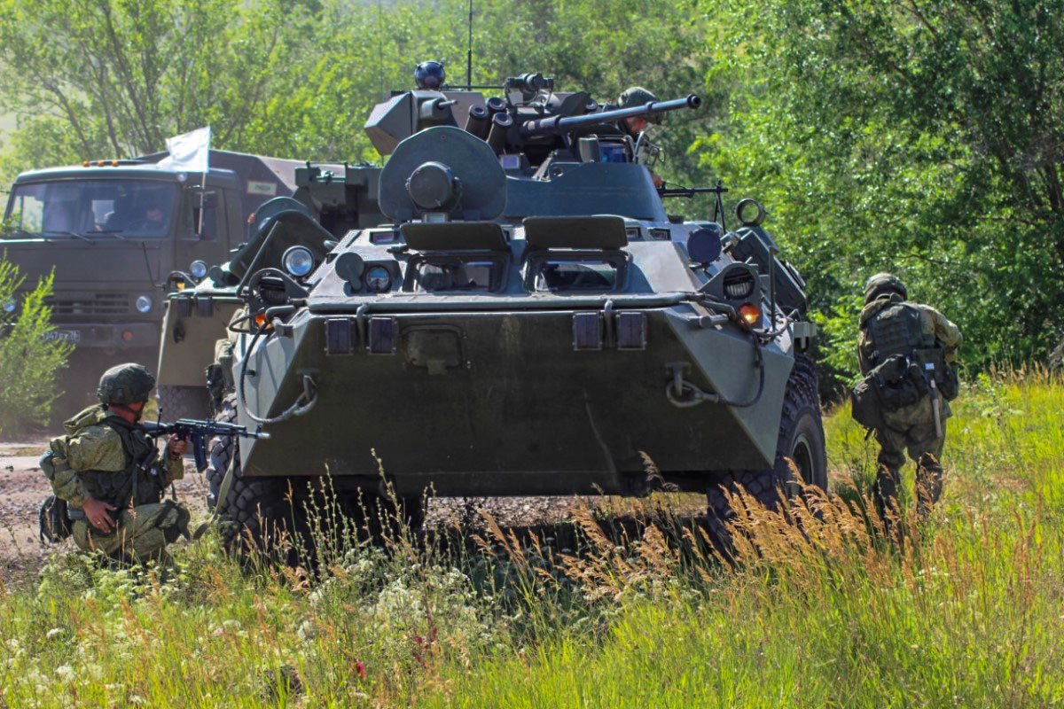 Горные мотострелки. Сухопутные войска мотострелковые войска. Мотострелки вкс кто это. Бтр 80 на полигоне. Аданак полигон.