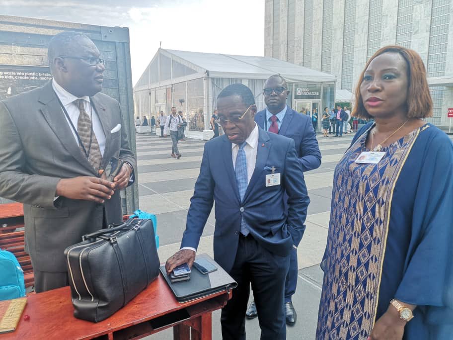 #ONU/#UNICEF/#educationci ASSEMBLÉE GENERALE DE L’#ONU-Visite de l’exposition «Salle de classe en briques de plastique recyclé », exposée dans la cour extérieure de l’Assemblée Générale des Nations Unies. Visite des Ministres Kandia Camara et AKA AOULE. 
#Innovation #sante