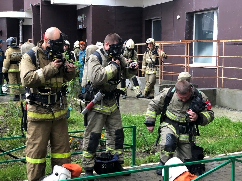 Emercom112's tweet image. В Нижневартовске прошли соревнования по подъему газодымозащитных звеньев на 21-й этаж жилого дома