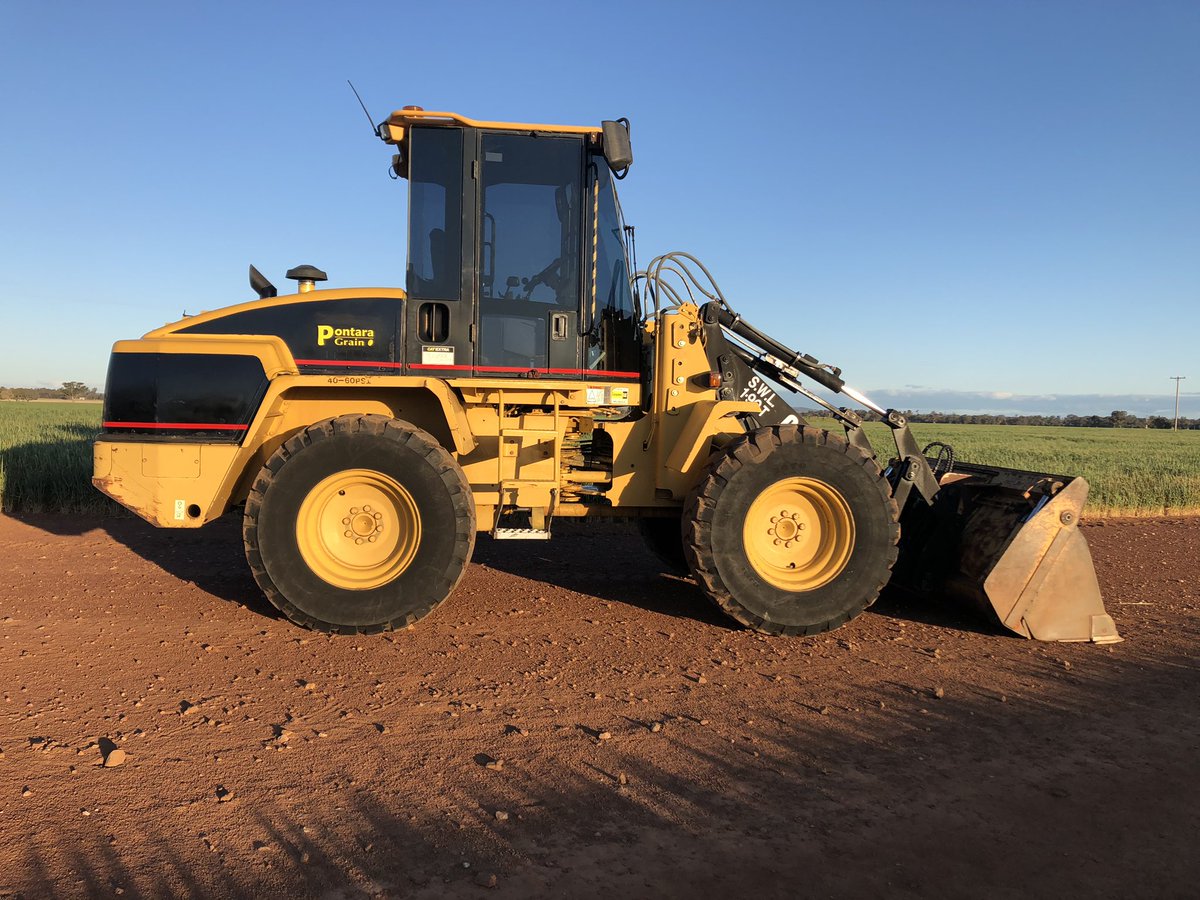 Pontaragrain's tweet photo. New toy.
Hay forks should be finished tomorrow.
CAT iT14G
#clubCAT
#haychat @jock_mcneil  😂
@pedler_billy 
@RuwoldtRobert  👍 https://t.co/Pq9Wq8fdrN