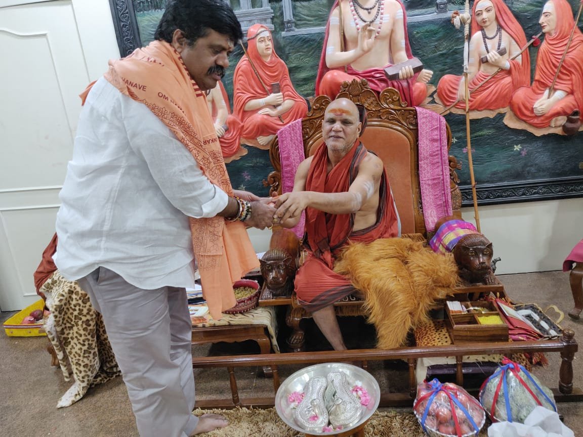 AvanthiSrinivas's tweet photo. Visited Swami Swaroopanandendra Saraswati of Visakha Sri Sarada Peetam and taken his blessing.
#swaroopanandendrasaraswati #saradapeetam #andhrapradesh #spirtualgurublessings #visakhapatnam2019 https://t.co/wMjHamzMYJ