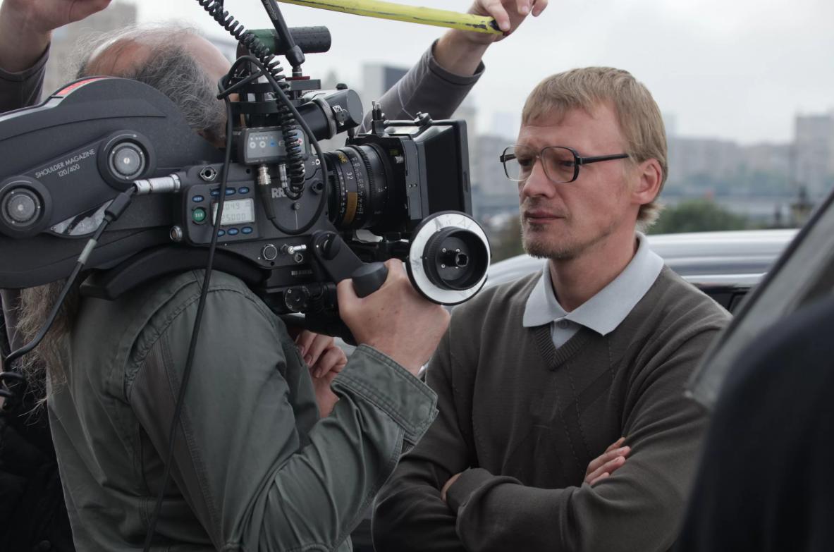 Современный кинематограф. Как стать кинематографом. Оператор с камерой. Видеокамера для съемки фильмов. Брайан сингер на съемках.