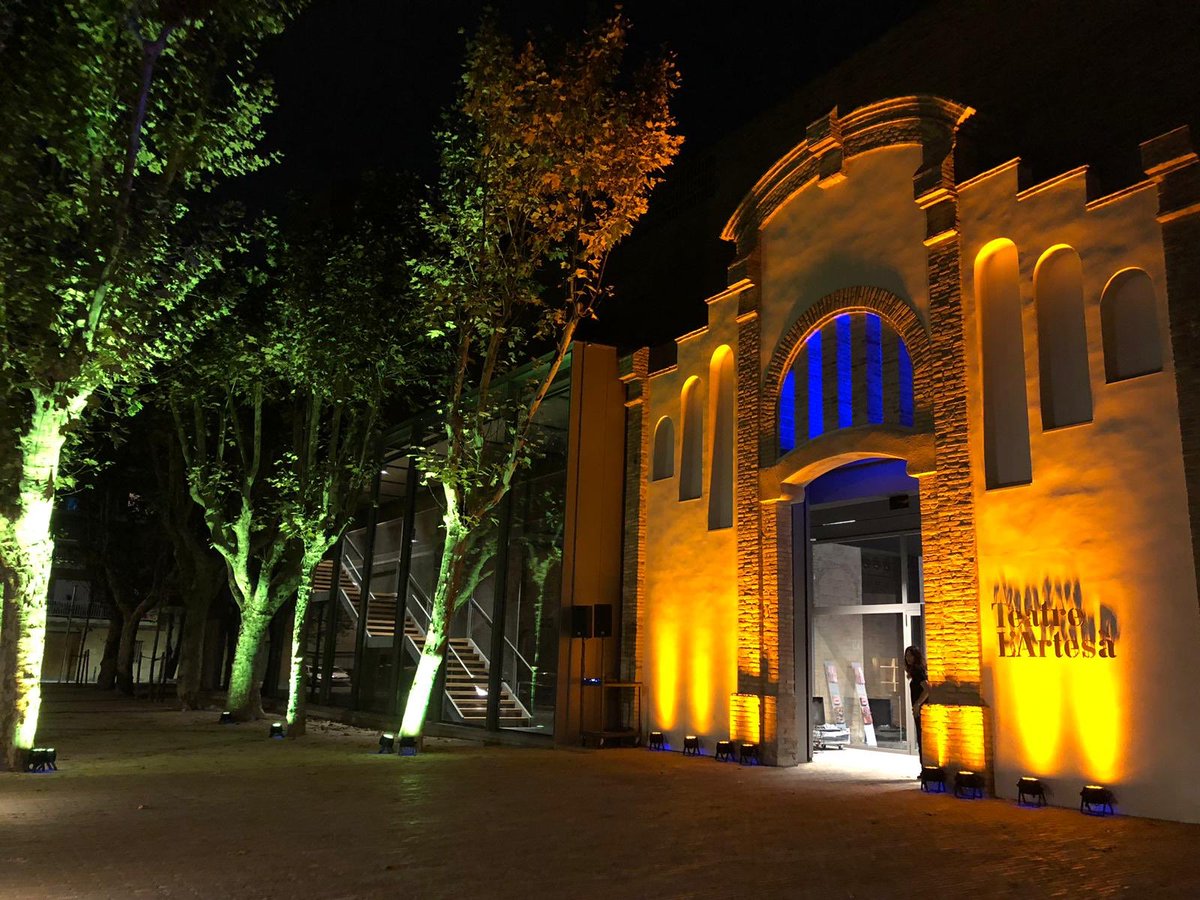 CafeArtesa's tweet photo. Què bonic!
Aquestes nits abans de #FMElPrat, el @teatrelartesa llueix així d’espectacular!

#ElPratOcult #ElPratNocturn #ElPrat #Elpratmola #LArtesà #igprat https://t.co/ofPy3c2Tly