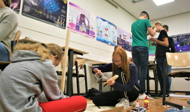 'Leuker dan gewone lessen' DOORWERTH Op de gang zijn twee leerlingen van het Dorenweerd College in Doorwerth bezig om wieken voor een windmolen uit piepschuim te snijden, in een lokaal stoppen anderen... twib.in/l/aEpa4aeybznb