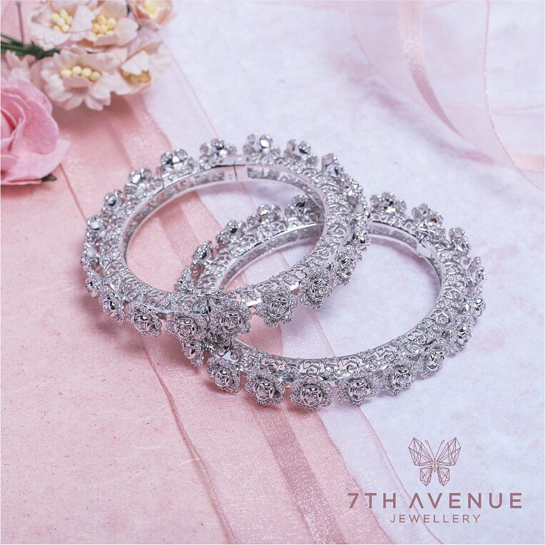 7thJewellery's tweet photo. Turn heads with these beautiful pair of rose bangles
Photographed and Styled by @jigarraval_photography @jigneshphotography .
#productshoot #rosegold #silver #rhodium #rosegoldjewellery #silverjewellery #traveljewellery #aashniandco #vogueindia #destinationjewellery #shoponline https://t.co/SfZMrb8HLD