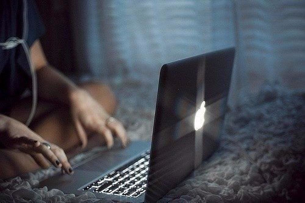 Забыть навестить. Девушка за ноутбуком. Девушка за ноутбуком Эстетика. Ночь компьютер девушка. Девушка с ноутбуком ночью.
