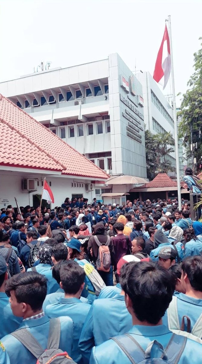 Bronxhampton's tweet image. Selamat berjuang, dan selalu berhati hati kawan sealmamaterku #moestopo