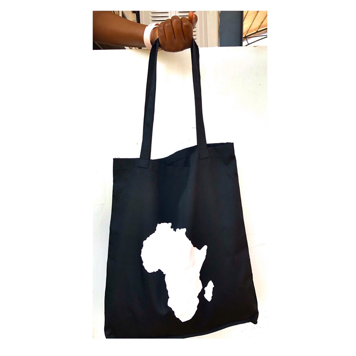 tea_merch's tweet photo. New year! New merchandise🎉
Introducing the @tea_tshirts tote bag ✨
Dm 💌 to get yours!
#madeinrwanda #tea_tshirts. #totebag #VisitRwanda 🇷🇼 https://t.co/1UTgcEaVBf