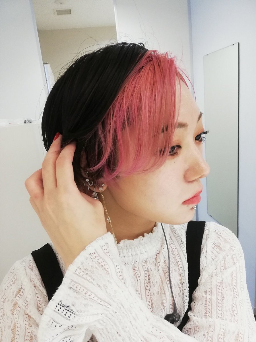 ストロベリーロックス ヘアカラー専門店 本日のヘアカラー セクションカラーでヴェールピンク 薄いピンクはブリーチが足りないと残った黄色と混ざってオレンジっぽくなっちゃうから要注意 経験ある子はいるかな ホワイトブリーチ２回でしっかり