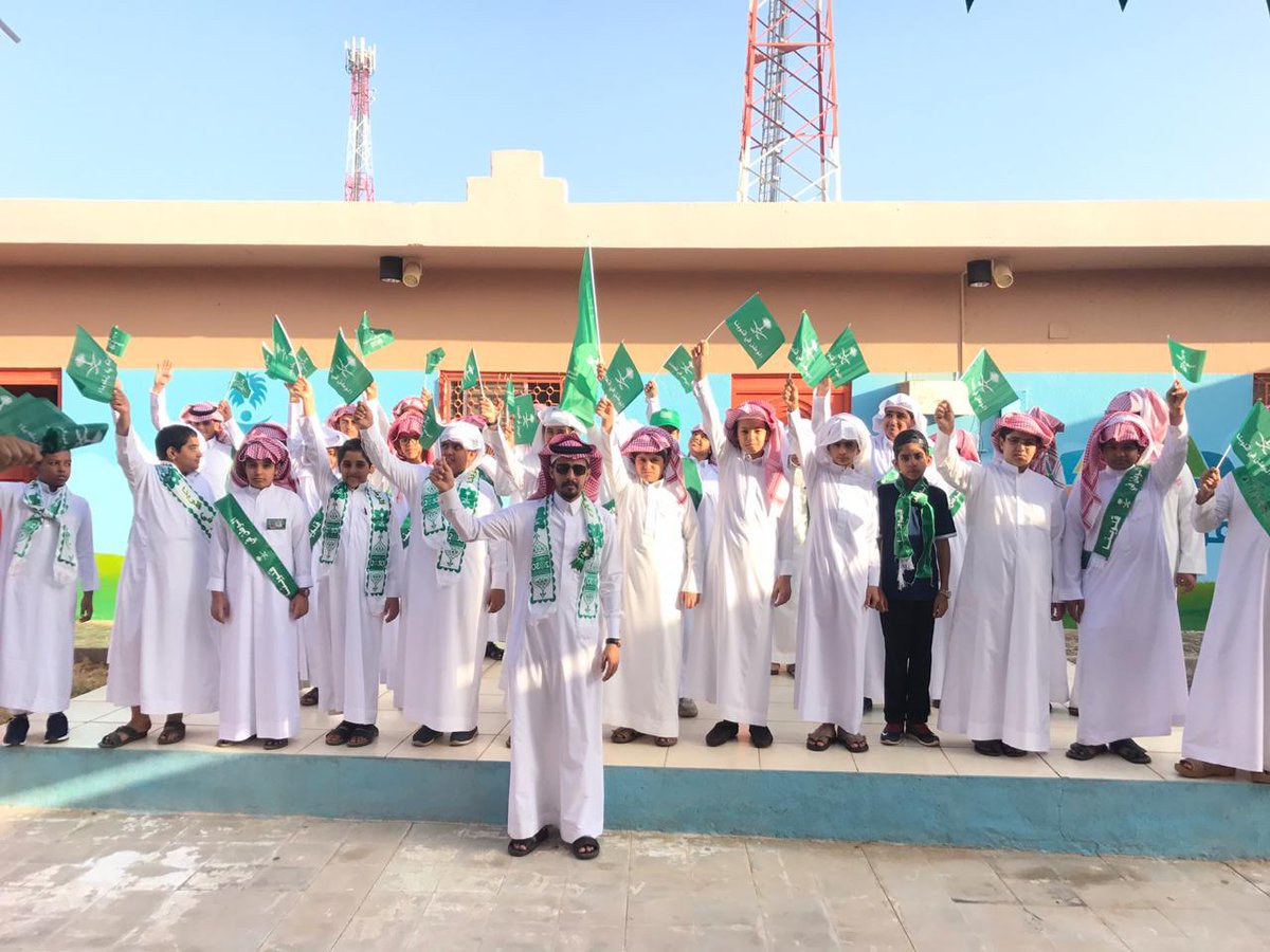 #همة_حتى_القمه 
زيارة المشرف التربوي الأستاذ عبدالله الغامدي لمتوسطة ديوان المعرفة الأهلية لمتابعة سير العملية التعليمية وفعاليات الاحتفال باليوم الوطني بحضور قائد المدرسة أ. احمد آل الحارث
