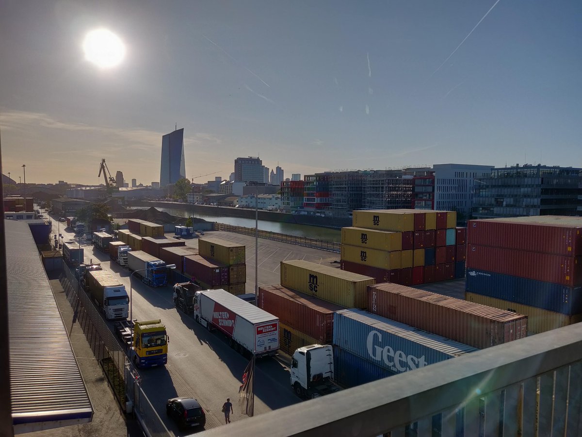 KrystianGaus's tweet image. Some impressions of the #quantumhacking event and my team #FuzzyBell. Thank you, Thomas and @thinking2deeply.

#SquashedEntanglement vs. #BellsTheorem