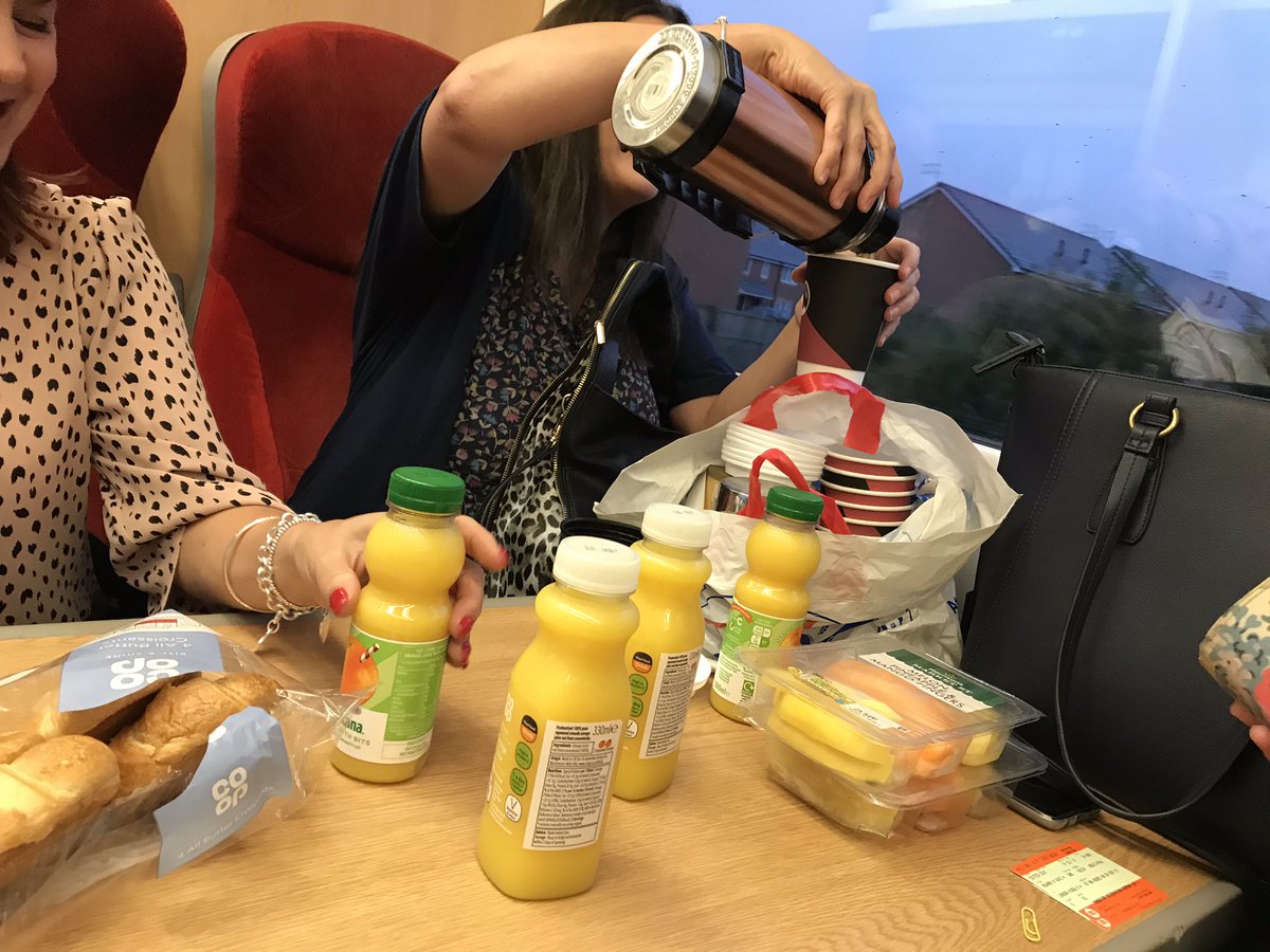 WSHEnglishHub's tweet image. Early start and on our way down to London for day 2 of English Hub training #breakfastinstyle