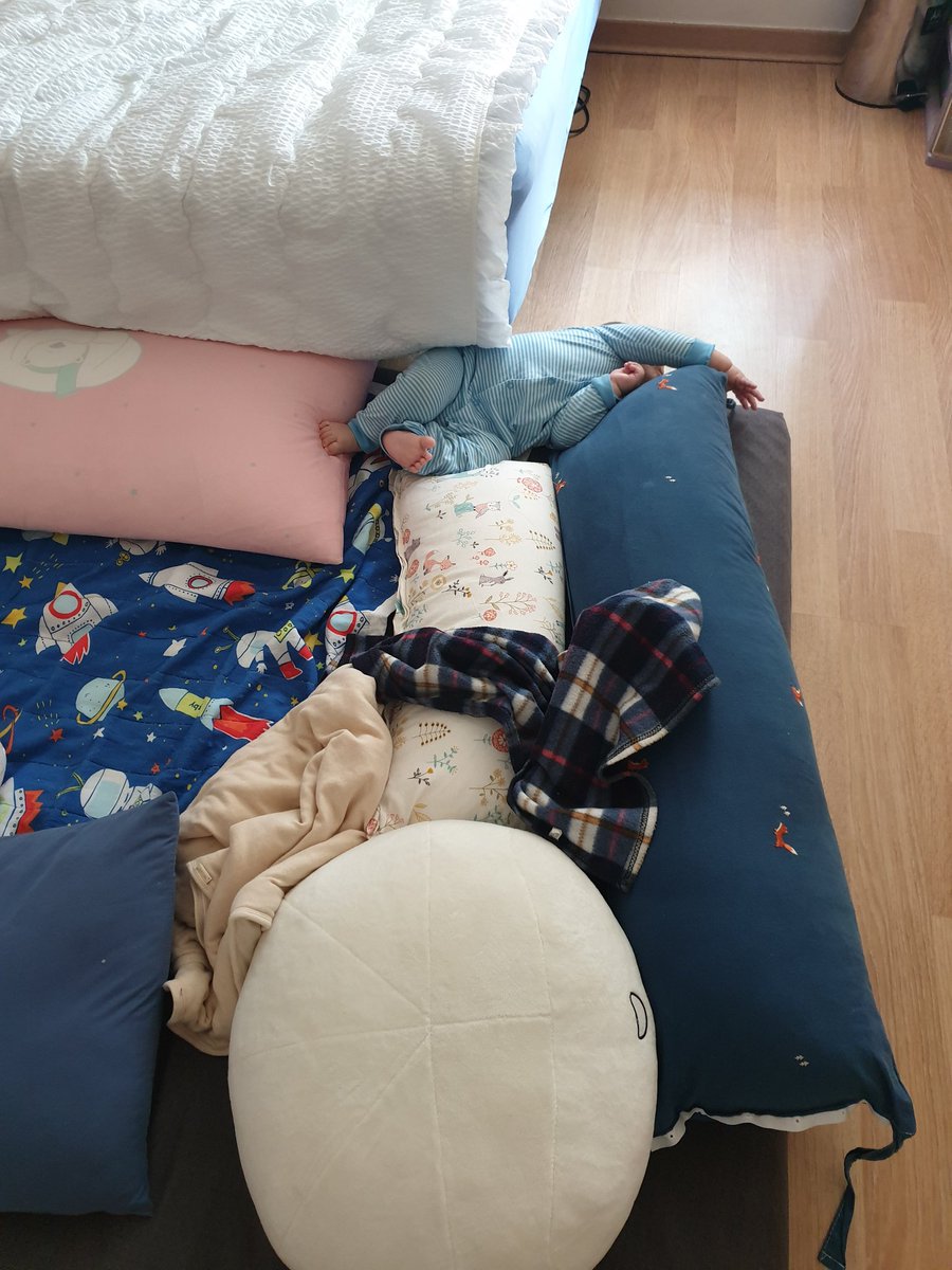 อาบน้ำเสร็จ เข้ามาดูลูกที่หลับอยู่ เอ้า ลูกกูหายไปไหนเอ่ย พอดูดีๆ อืมมมม ดิ้นไกลเนอะ