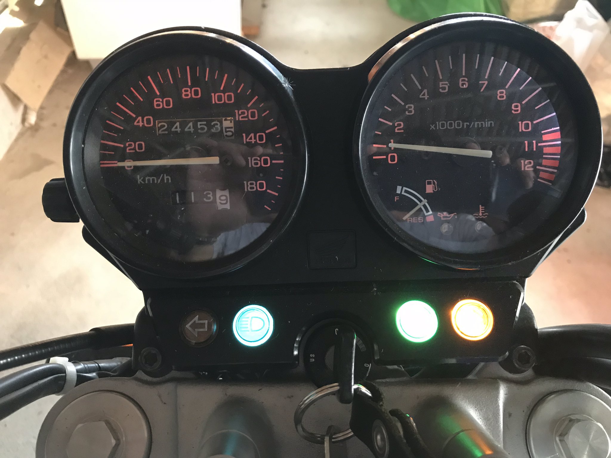 せーだいくん 教習車ライダー 教習車仕様のすーふぉあさん 表示灯と計器灯をled化する 表示灯 ニュートラル表示 灯 N が日中見にくいので交換 ついでにハイビーム表示灯の青色が好きじゃなかったので交換 ついでならウィンカー表示灯も交換w 計器