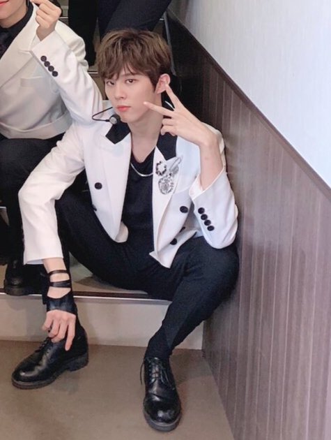 chanhpee's tweet image. [ #⃟Fox with #X1NOTE ]

One Its who gave us energy with a strong voice! Because we&apos;re together, we were able to finish safely the first day of KMF 2019 ٩(ˊᗜˋ*) Thank you for being with X1 anytime and everywhere! Have a good dream, everyone 🌕

#X1 #엑스원  — 22092019