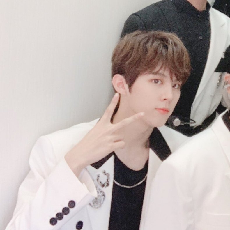 chanhpee's tweet image. [ #⃟Fox with #X1NOTE ]

One Its who gave us energy with a strong voice! Because we&apos;re together, we were able to finish safely the first day of KMF 2019 ٩(ˊᗜˋ*) Thank you for being with X1 anytime and everywhere! Have a good dream, everyone 🌕

#X1 #엑스원  — 22092019