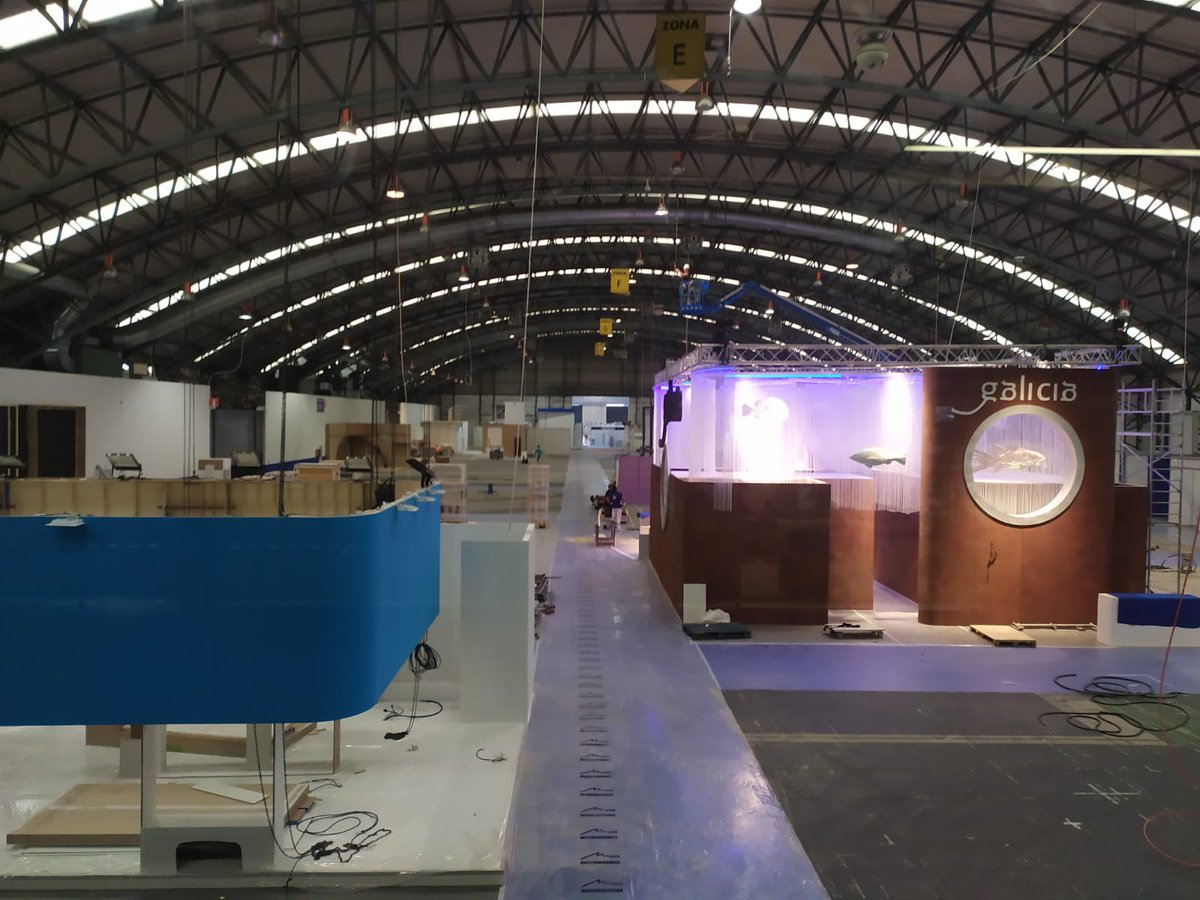 ConxemarOficial's tweet photo. ⌛Tic tac... #CuentaAtrás para la XXI #FeriaConxemar2019 👥🐟Los expositores ponen a punto sus stands en el @Ifevi porque en una semana exactamente empieza uno de los mayores eventos internacionales de los #productosdelmar congelados ❄️❄️❄️ ¡Os esperamos! https://t.co/8hvpqfMoAI