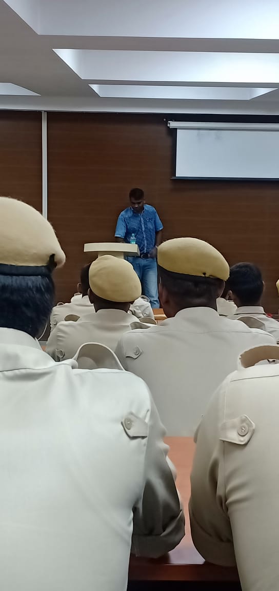 ashish06it's tweet photo. बिहार सुधारात्मक प्रशासनिक संस्थान(Bihar Institute of Correctional Administration ) हाजीपुर में व्याख्यान देते हुए। https://t.co/WLCqnj4vQN