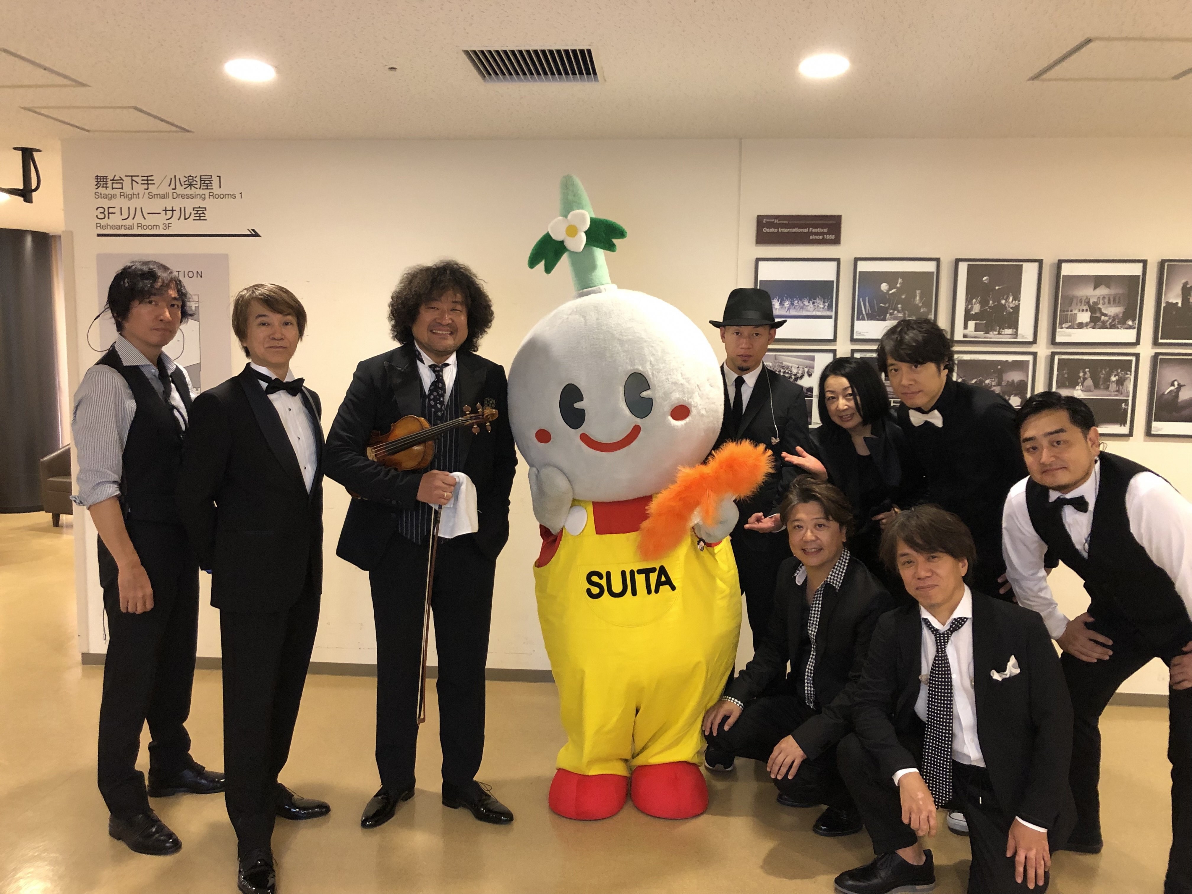 すいたん ９月２２日 ２３日の２日間 吹田にゆかりのある世界的アーティスト 葉加瀬太郎 さんのコンサートに参加したんだ 情熱大陸の曲でみんなと一緒に ハカセンス をフリフリして踊ったよ٩ ꇴ وたのしかったぁ っ 葉加瀬さん バンドメンバー