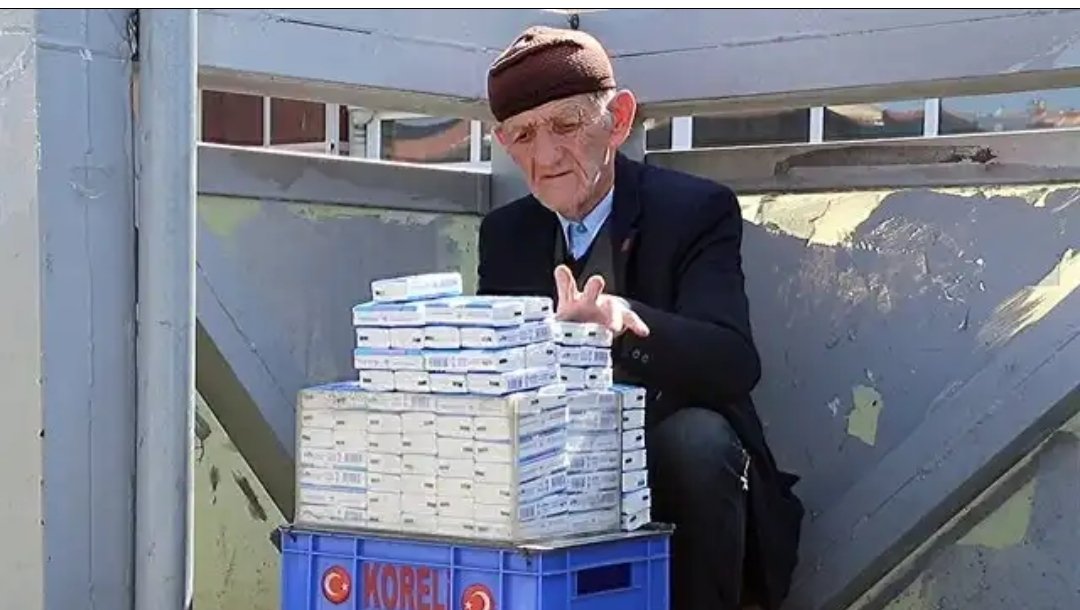 misscorvus's tweet photo. Kore gazisi celal amca.Gazi maaşı yok evi kira ve eşi hasta bacağı yüzünden yürüme zorluğu çekiyor ve 5.katta oturuyorlar.Hastahaneye gidip gelmek onlar için bir zulüm.Her ay kira parası için incirli metrobüs köprüsünde selpak satıyor #HalukLevent #ahbapistanbul #ahbapacil https://t.co/jDsxEAZCsJ