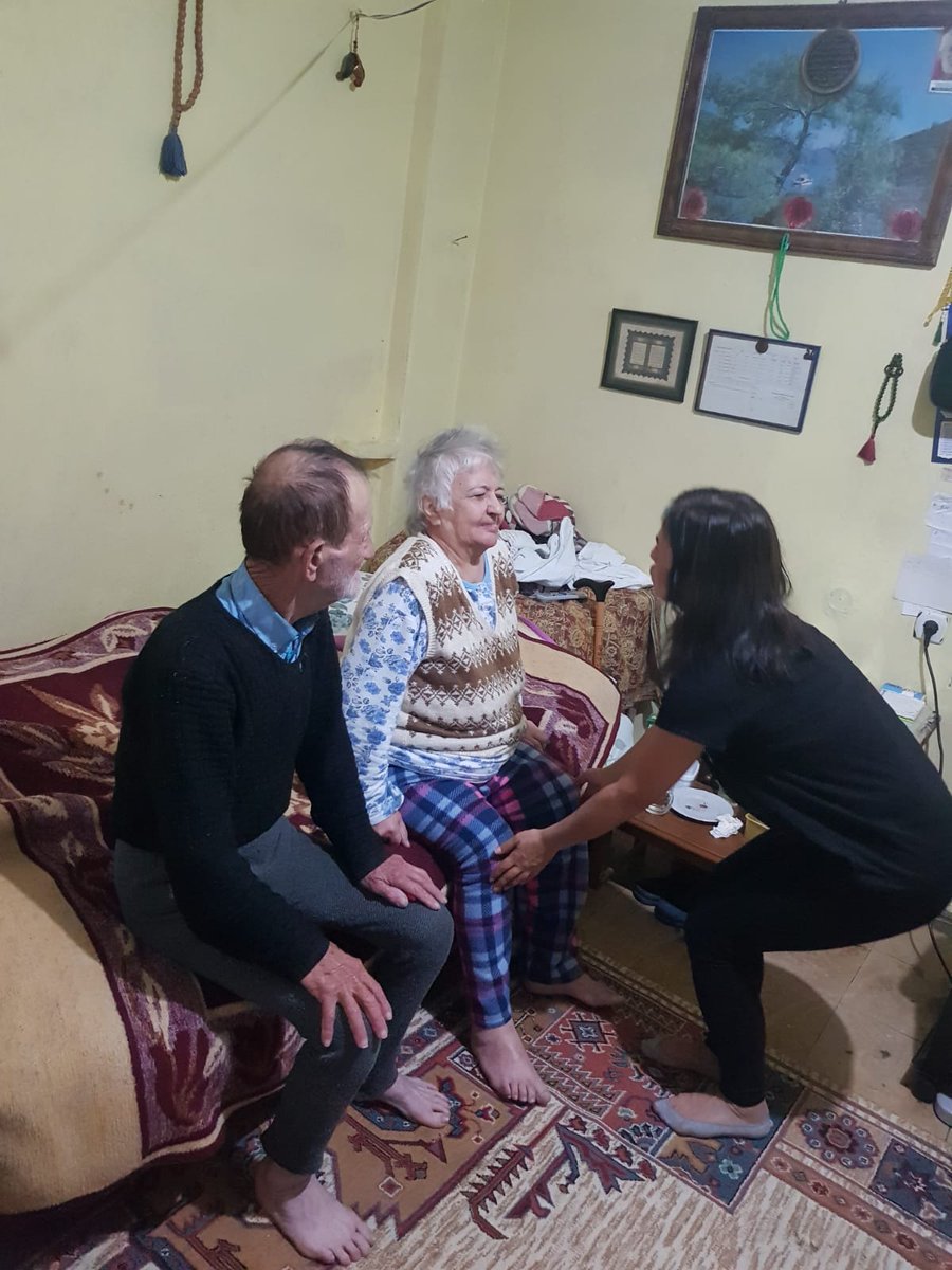 Kore gazisi celal amca.Gazi maaşı yok evi kira ve eşi hasta bacağı yüzünden yürüme zorluğu çekiyor ve 5.katta oturuyorlar.Hastahaneye gidip gelmek onlar için bir zulüm.Her ay kira parası için incirli metrobüs köprüsünde selpak satıyor #HalukLevent #ahbapistanbul #ahbapacil