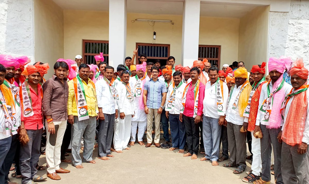 AjinkyaranaNCP's tweet photo. सय्यद- वरवडे येथील भाजपाचे श्री.आण्णासाहेब निळे, माजी सरपंच श्री.रेवाप्पा निळे व ग्रा.पं. सदस्य श्री.अनंत कुचेकर, श्री.इरफान सय्यद यांनी मा.आ.राजन पाटील नेतृत्वावर विश्वास ठेवून आपल्या कार्यकर्त्यांसह राष्ट्रवादी काँग्रेस मध्ये प्रवेश केला. 
#राष्ट्रवादी https://t.co/pNxSFMc2Ir