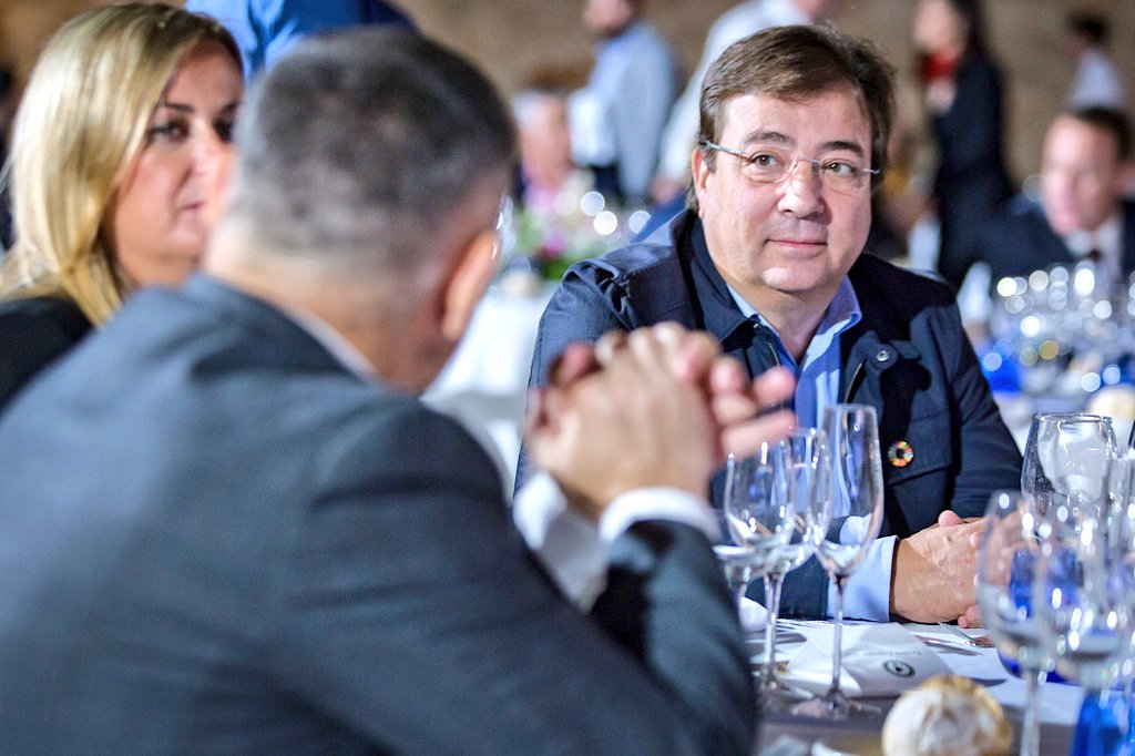 Junta_Ex's tweet photo. .@GFVara destaca la importancia de la #Gastronomía 🥘 en la economía nacional 🇪🇦 y regional
➡️ Entrega de los Premios de la Asociación de #Cocineros 👨🍳y #Reposteros 👩🍳 de Extremadura, #ACOCYREX #Badajoz.
https://t.co/cXlKrqVX6Q https://t.co/evZIFeR1dQ