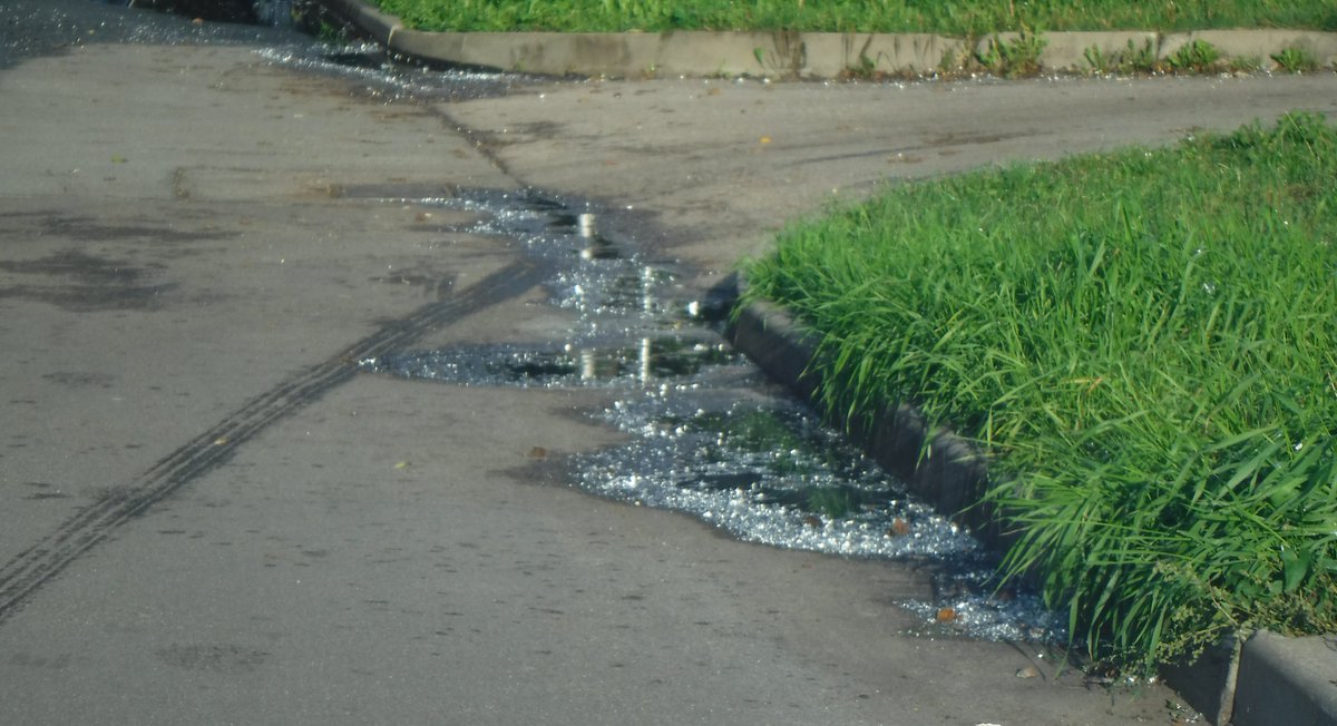 Pārbaudot informāciju par vides piegružojumu Iļģuciemā šorīt, <a href="/videsdienests/">VVD</a>  secināja, ka vidē nonācis alumīnija un plastmasas kompozītmateriāls no AS "Krāsaino metālu manifaktūra", kas nav kaitīgs cilvēku veselībai. Uzņēmumam uzdots piegružoto teritoriju sakopt.
