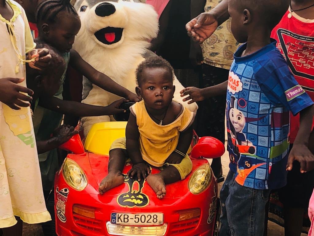 ItalyInSudan's tweet photo. SUPPORTIVE DIPLOMACY! 
The 🇮🇹Italian #HappyBee #ApeFelice #ApeCity is on the streets again!
#EmbITA + @AicsKhartoum have always given attention 2 solidarity in 🇸🇩 #Sudan. 
Pasta, toys,musical instruments for such splendid people! Will we manage put all stuff into the rakcha? 🙏🤣 https://t.co/1slTFx4Irk