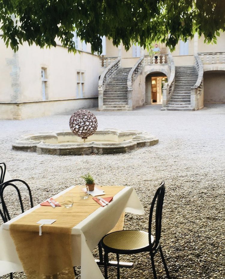 Ou contactez vos vignerons pour en savoir + (hébergements, navettes...) et vous inscrire à cette première édition.
Au programme :
𝗗𝗜𝗠𝗔𝗡𝗖𝗛𝗘 𝟭𝟯 𝗢𝗖𝗧𝗢𝗕𝗥𝗘 ➡️ Dégustation dans les jardins historiques du Château de Jonquières