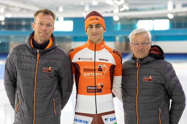 Ploegleiders Piet Hijlkema en Bertjan van der Veen flankeren aanwinst Gabriele Galli.