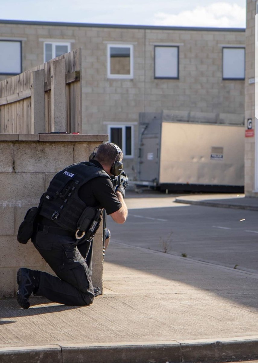 NPFSU's tweet image. @NPFSU officers team up with Great North Air Ambulance Service to help give doctors &amp;amp; paramedics a taste of working in a mass casualty incident. 

The event was organised by the @GNairambulance 

This type of collaborative training is both vital &amp;amp; rewarding

#npfsu #armedpolicing