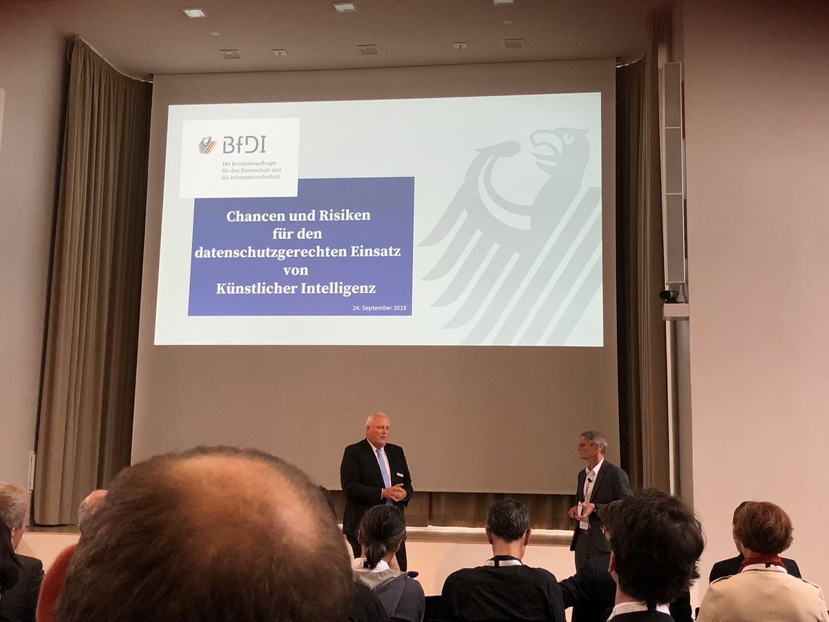 Heute beim @BfDI_info, um Chancen und Risiken der #KI mit Blick auf den #Datenschutz zu diskutieren. @UlrichKelber spricht sich für faire und transparente europäische Anwendungen aus.